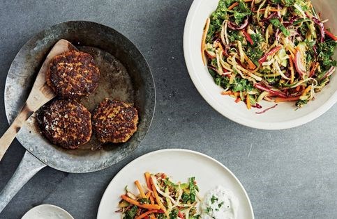 Pork patties with herb dressing and crunchy eleven-vegetable salad (Krebinetter med urtedressing)