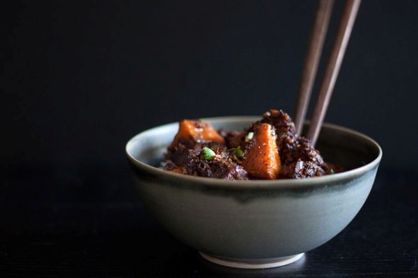 Pork ribs and sweet potatoes steamed with spiced rice meal (Fen zheng rou)