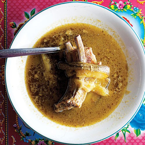 Pork ribs in tomatillo sauce (Costillas de puerco en salsa verde)