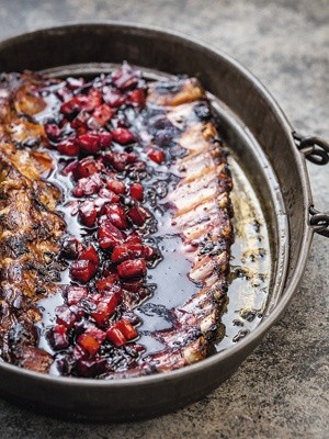Pork ribs with elderberry sauce (Costillas con sauco)