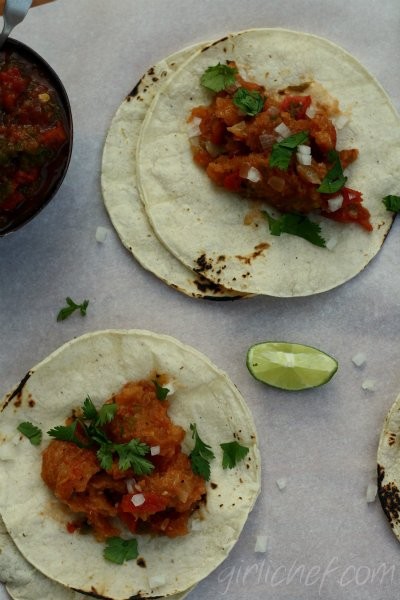 Pork rind tacos & house salsa (Tacos de chicharrón & salsa casera)