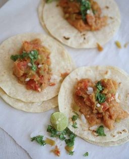 Pork rind tacos (Tacos de chicharrón)