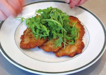 Pork scaloppine with arugula salad