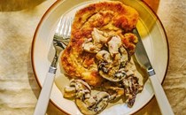 Pork schnitzel with hunter's sauce