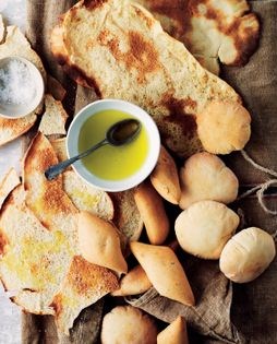Pork scratchings bread (Cogone de elda)