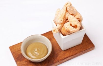 Pork scratchings with baked apple purée