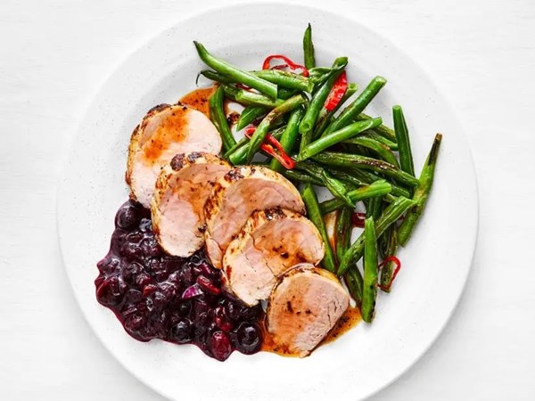 Pork tenderloin with blueberry chutney and green beans 