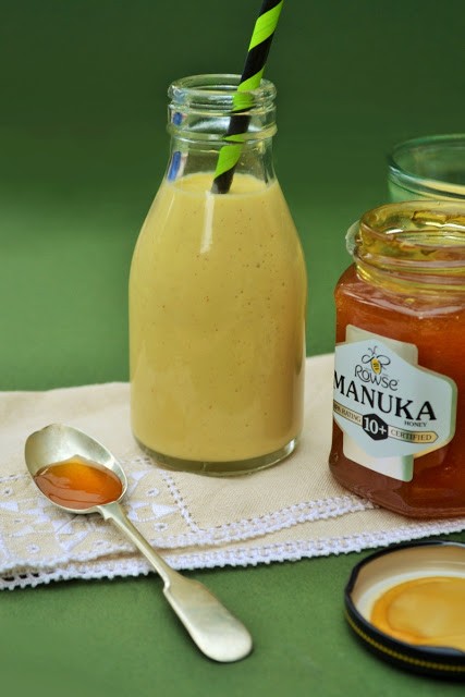 Porridge breakfast smoothie with banana