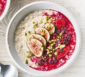 Porridge oats with quick berry compote, figs & pistachios 