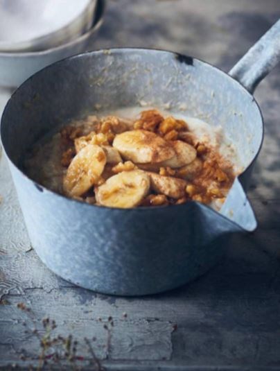 Porridge with banana, cinnamon and walnuts