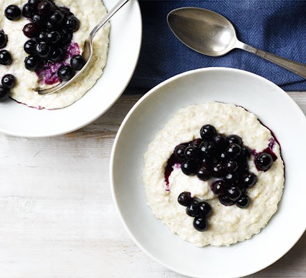 Porridge with blueberry compote 