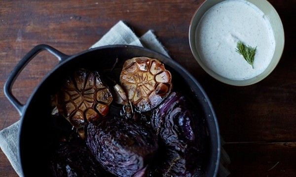 Pot roast red cabbage with yoghurt sauce and spices