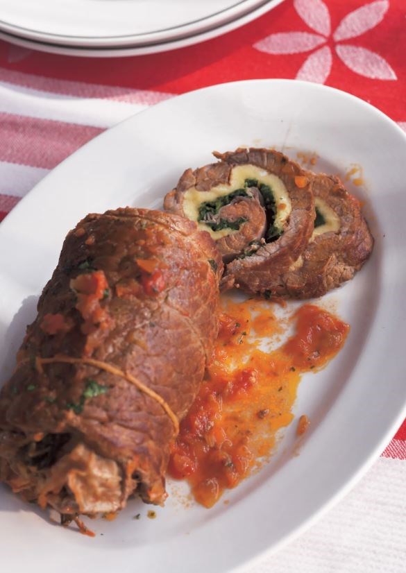 Pot-roasted steak with spinach and omelette