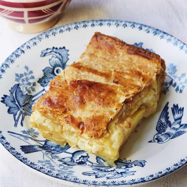 Potato and cheddar pie with apple sauce