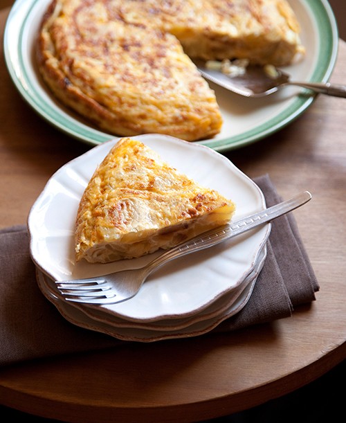 Potato and onion egg tortilla (Tortilla de patatas y cebolla)