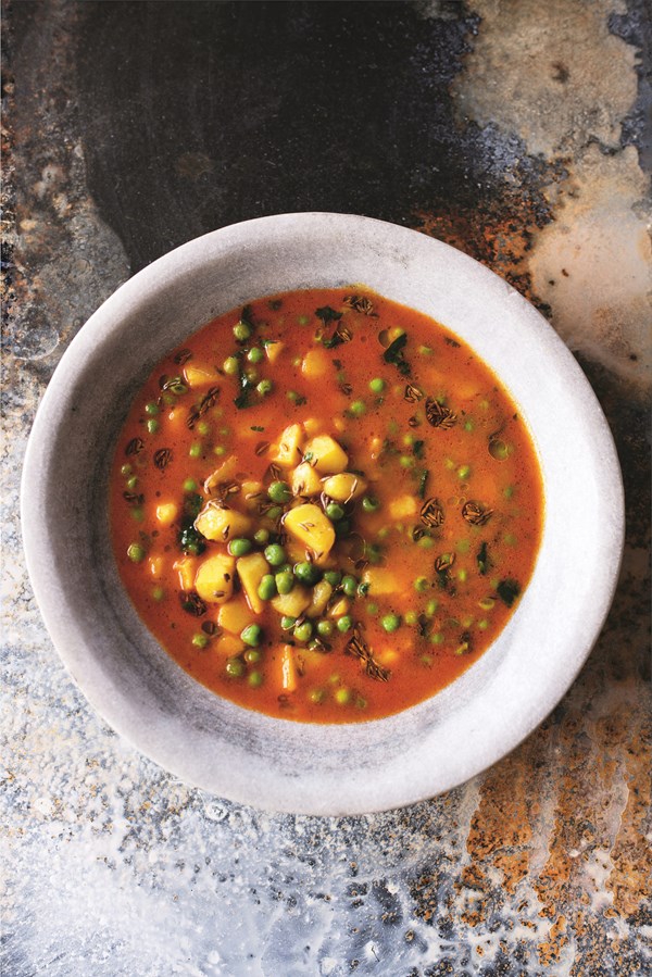 Potato and pea curry (Aloo mutter in gravy)