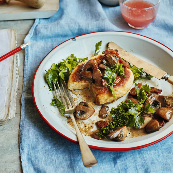 Potato cakes with rashers & mushrooms