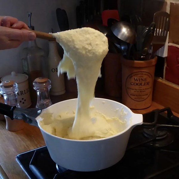 Potato, cheese and garlic purée (L'aligot)