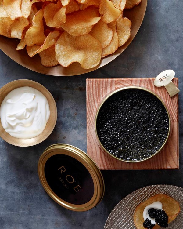 Potato chips with caviar and crème fraîche