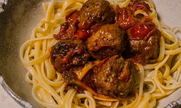 Potato crisps and rosemary meatballs