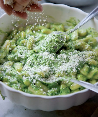 Potato dumplings with pesto (Gnocchi al pesto)