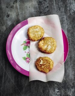 Potato fritters in broth (Tortitas de papa en caldillo)