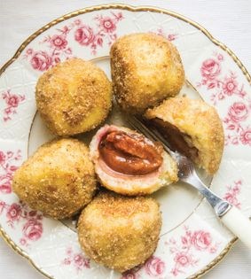 Potato knedle with plums and cinnamon-honey butter (Knedle ze śliwkami i masłem cunamonowo-miodowym)