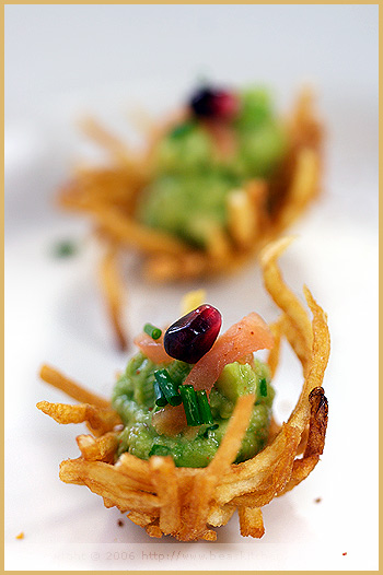 Potato nests with avocado and smoked salmon (Nids de pommes de terre, avocat et saumon fumé)