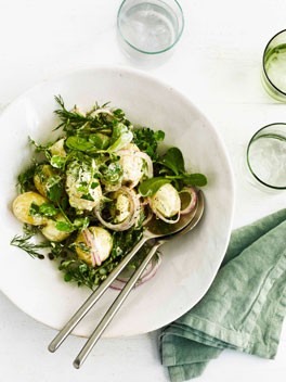 Potato salad with crème fraîche, onion, purslane and dill