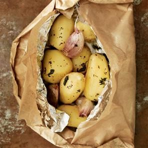 Potatoes en papillotte with thyme and garlic