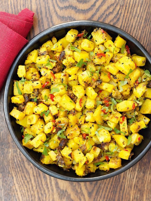Potatoes in whole spices (Panchphoran aloo) 