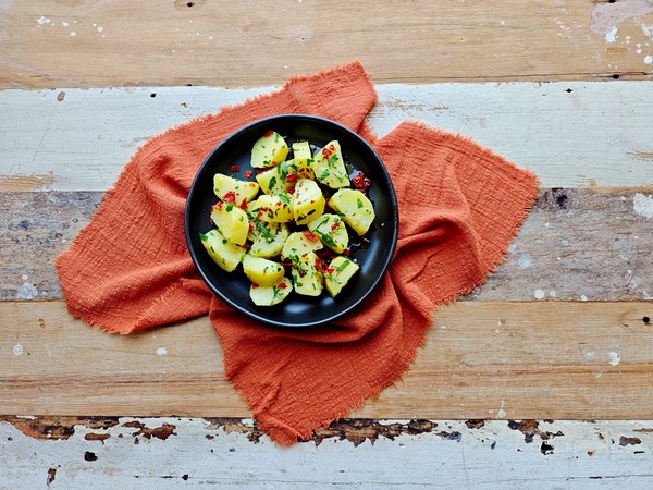 Potatoes with dried chilli (Patate con peperoni cruschi) 
