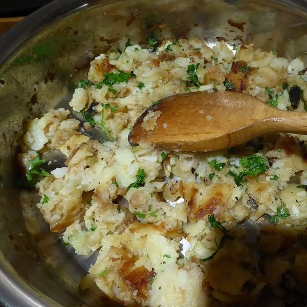 Potatoes with garlic and parsley (Les pommes de terre Sarladaises)