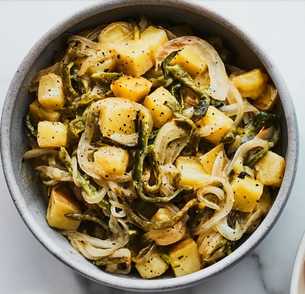 Potatoes with roasted poblano chiles and Mexican sour cream (Papa con rajas y crema ácida)