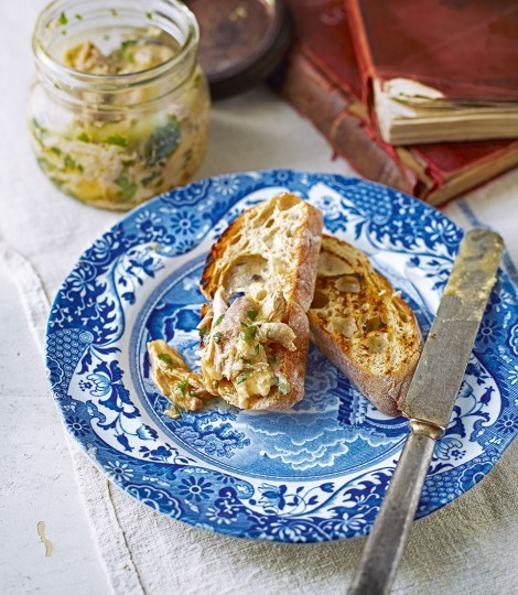 Potted chicken with herbs
