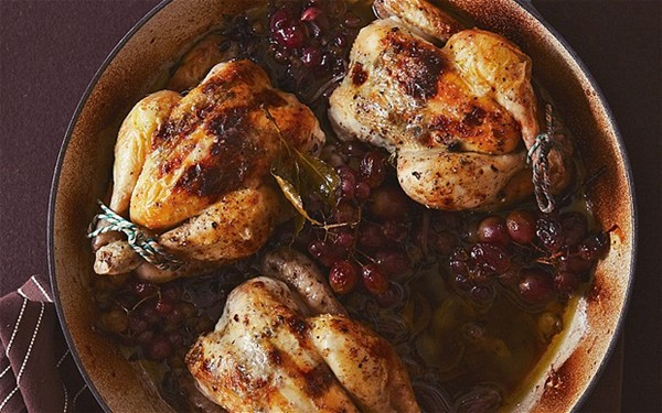 Poussins with black grapes, juniper and saba