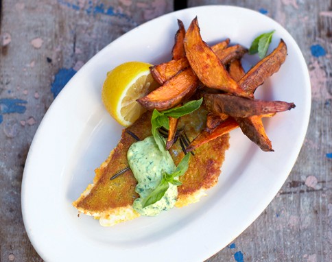 Pouting fish fingers & sweet potato chips