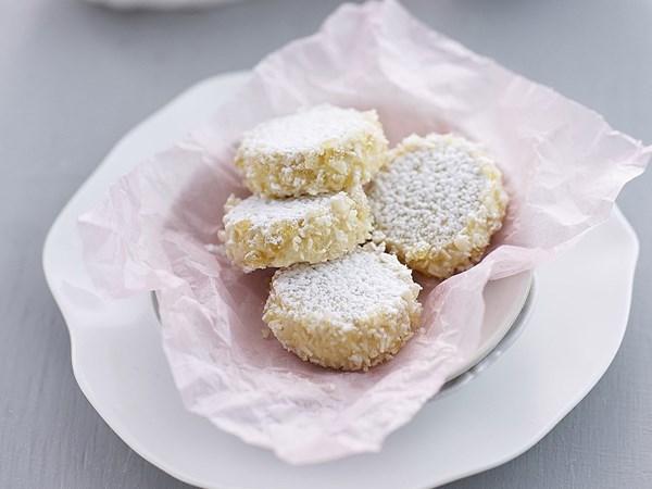 Praline custard creams