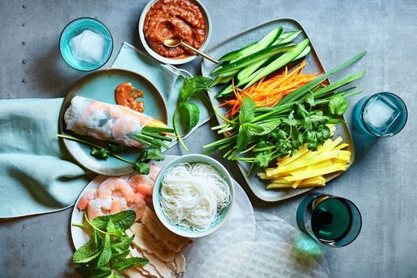Prawn & pork rice paper rolls 