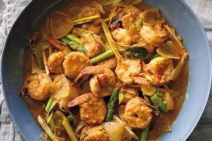 Prawn and asparagus red curry