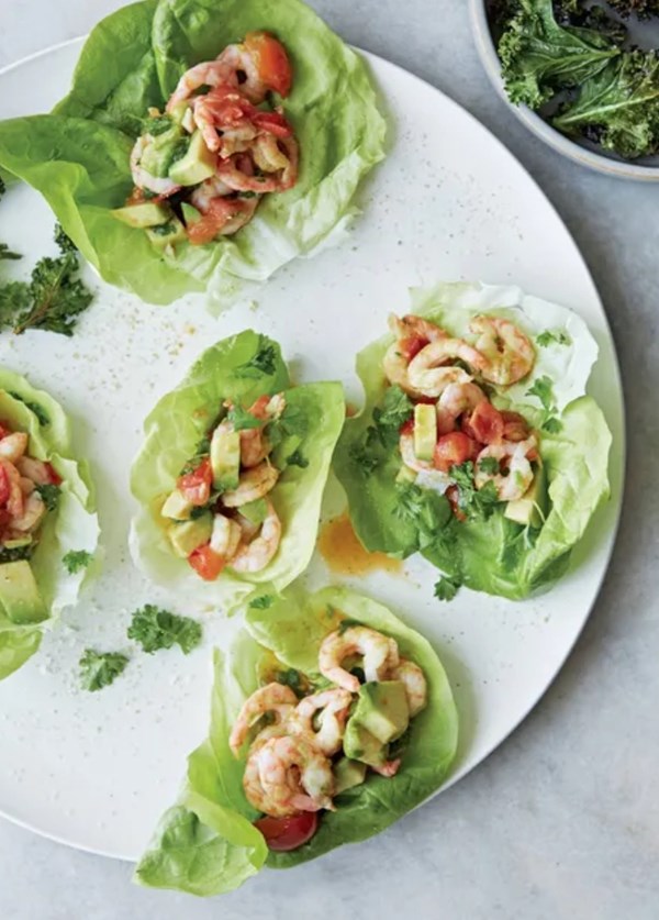 Prawn and avocado cocktail with kale chips (Rejecocktail med grønkålschips)