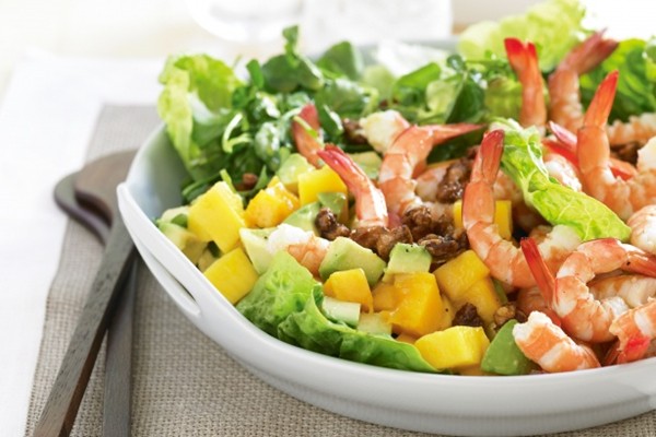 Prawn, mango and caramelised walnut salad
