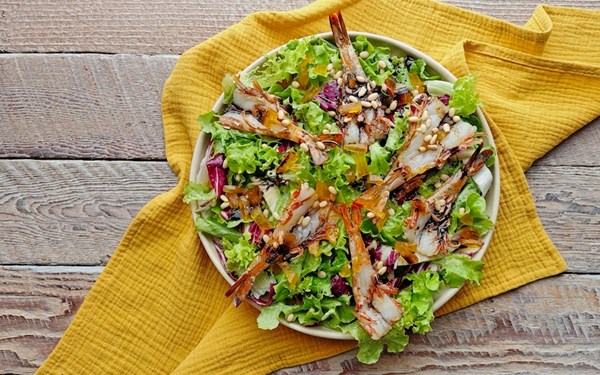 Prawn salad with mustard fruits