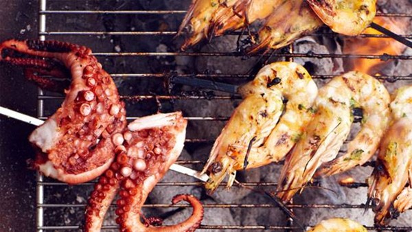 Prawn skewers with mango salsa