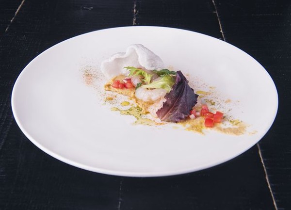 Prawn tartare with pico di gallo, hummus and prawn crackers