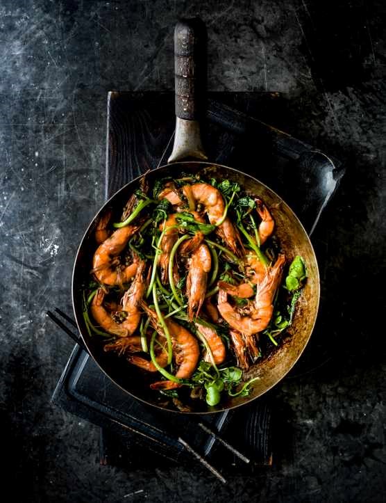 Prawns stir-fried with green peppercorns, ginger and soy