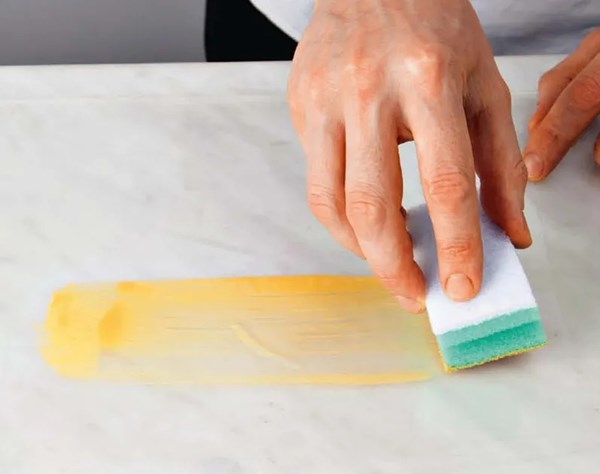 Preparing a coloured base for spreading [chocolate]