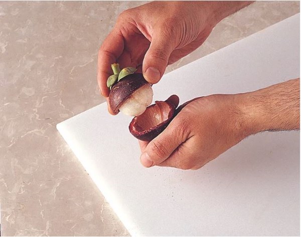 Preparing a mangosteen