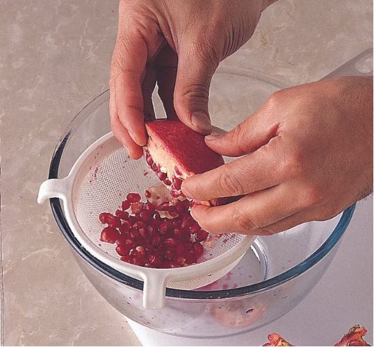 Preparing a pomegranate
