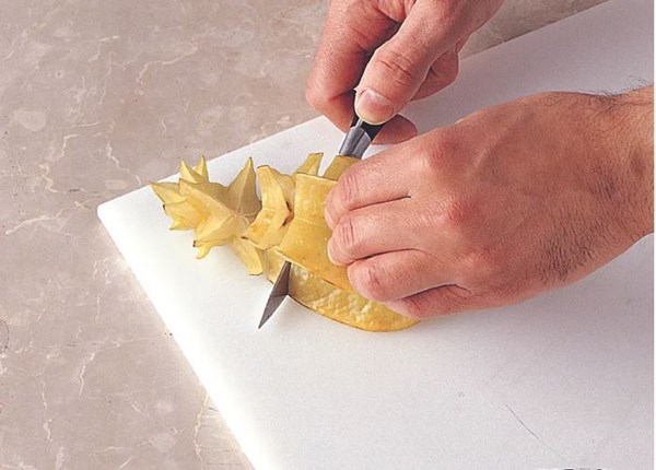 Preparing a star fruit